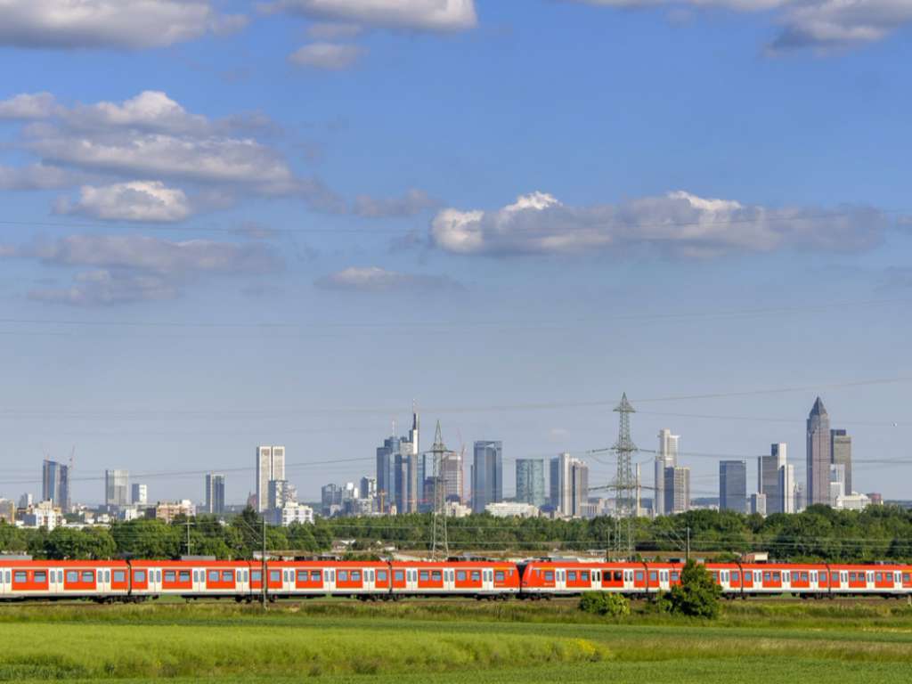 S-Bahn mit Skyline von Frankfurt am Main im Hintergrund